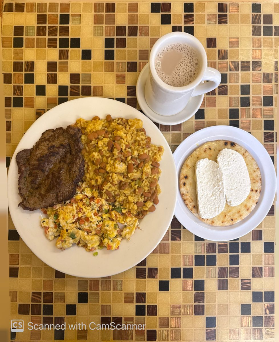 Calentado paisa con carne, arroz con frijoles, huevos pericos, arepa con queso y café