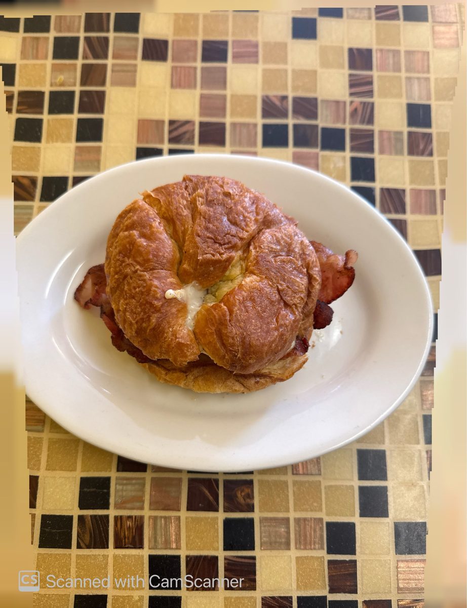 Croissant de tocineta, huevo y queso