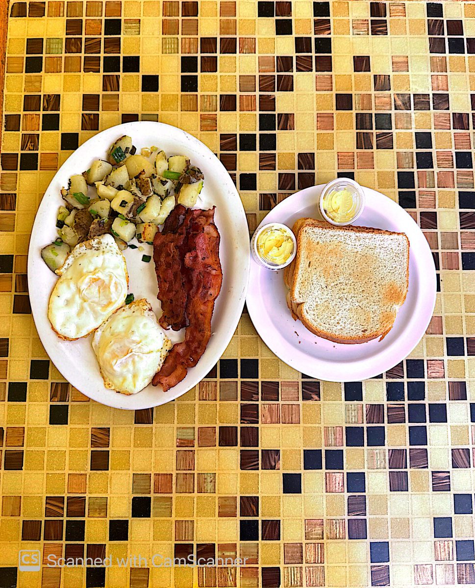 Desayuno americano con huevos, tocineta, papas y tostadas