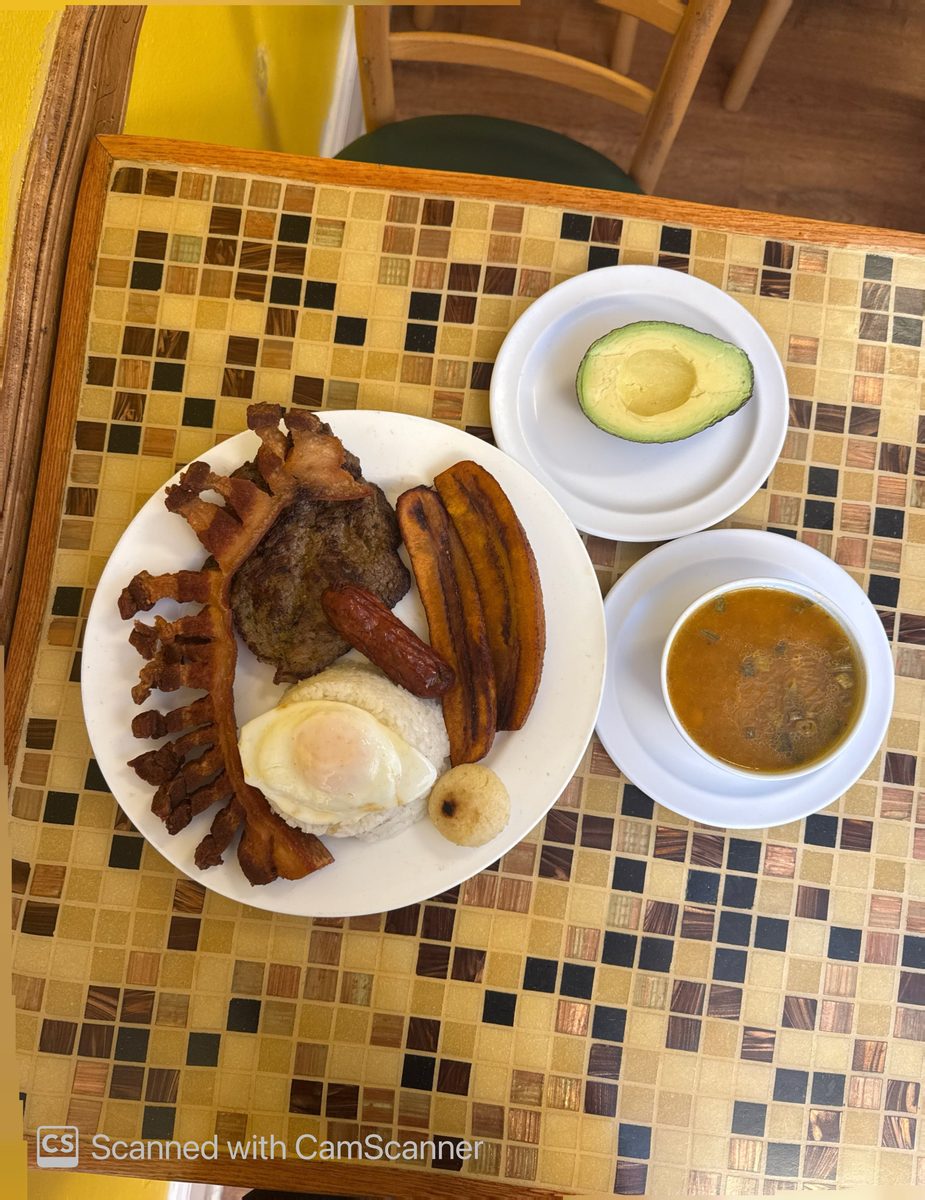 Desayuno montañero con carne, calentado, huevos pericos, arepa y café