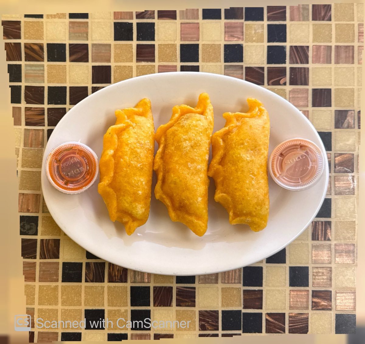 Tres empanadas colombianas con salsa