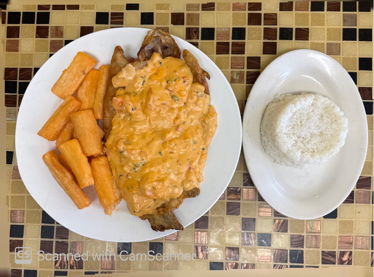 Pescado en salsa de mariscos con yuca frita y arroz